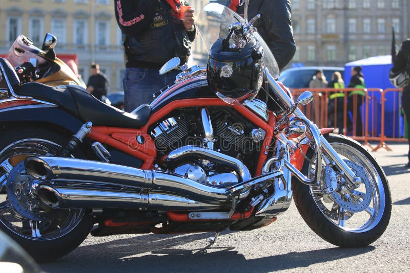 Rosso e motocicletta della V-barretta di Harley-Davidson del cromo, giusta vista immagine stock libera da diritti Rosso e motocicletta della V-barretta di Harley-Davidson del cromo, giusta vista immagine stock libera da diritti