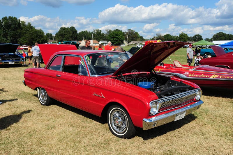 Rosso Ford Falcon Antique Automobile 1960 immagini stock libere da diritti Rosso Ford Falcon Antique Automobile 1960 immagini stock libere da diritti