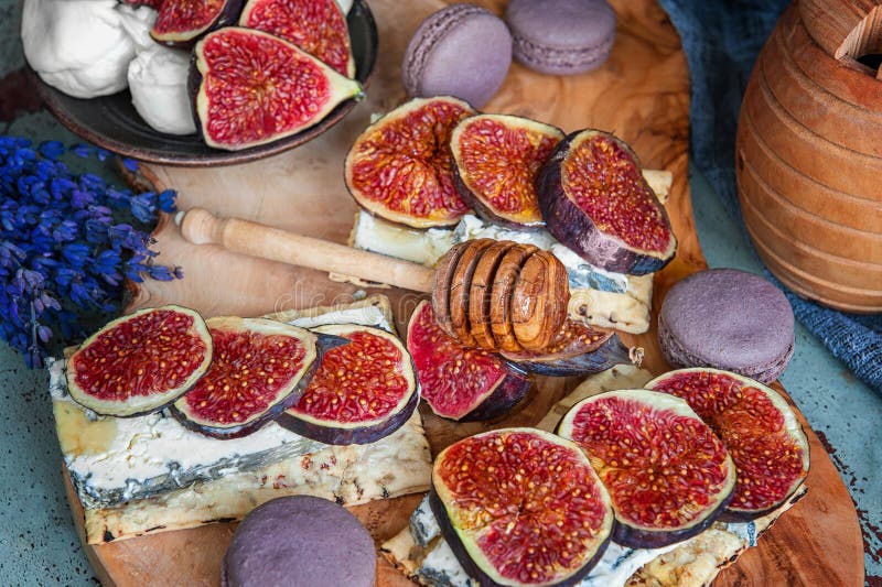 Rostade bröd av ost, fikonträd och honung på hel-korn frasigt bröd close upp arkivfoto Rostade bröd av ost, fikonträd och honung på hel-korn frasigt bröd close upp arkivfoto