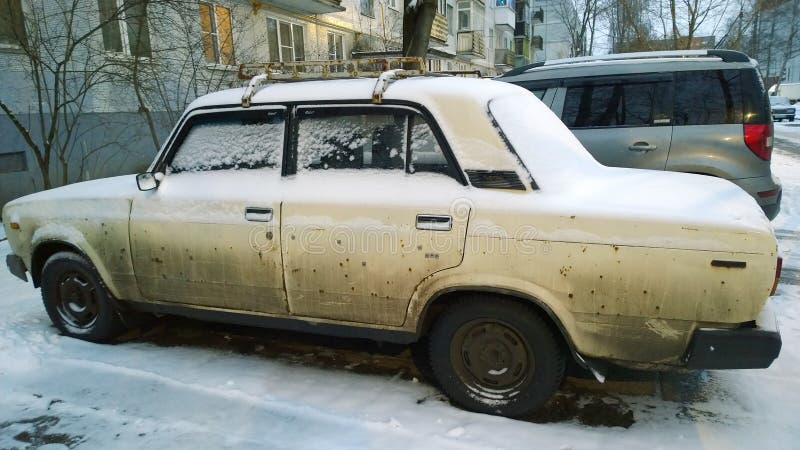 Schneedecke Mit Rostigem, Weißem Auto Vaz 2105 Oder Lada