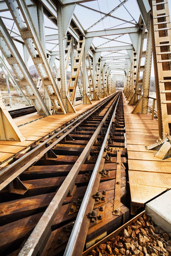 Rostig järnvägbro