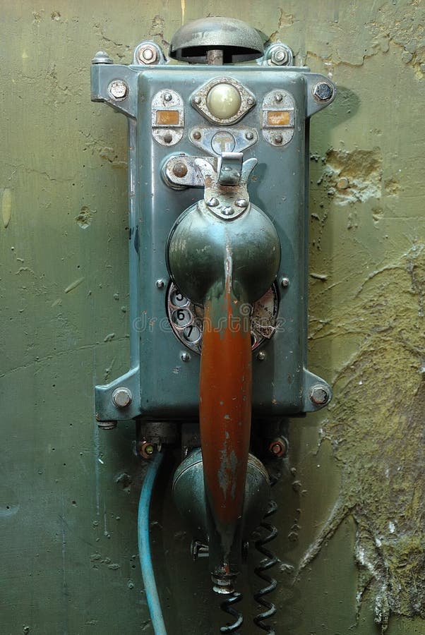 Rostig skrapad forntida telefon från den Sovjetunionen ubåten arkivbilder
