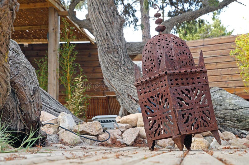 Rostige Lampe Fur Gartendekoration Stockbild Bild Von Leuchte Glas 82239801