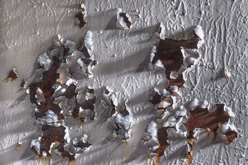Rostige Oberfläche mit der Schale der weißen Farbe Korrodierte Metallbeschaffenheit lizenzfreies stockbild Rostige Oberfläche mit der Schale der weißen Farbe Korrodierte Metallbeschaffenheit lizenzfreies stockbild