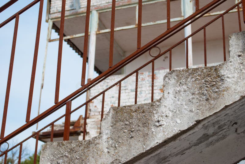 Rostiges Geländer auf einem verlassenen Gebäude gegen die HimmelBaustelle stockfotos Rostiges Geländer auf einem verlassenen Gebäude gegen die HimmelBaustelle stockfotos