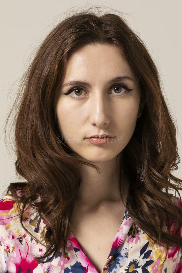 Menina com cabelo comprido para trás no fundo branco