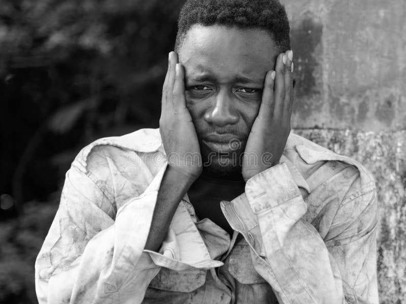 Retrato triste de um jovem africano pensando em preto e branco