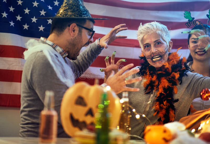 Rostos Assustadores Monstros De Marshmallow Em Xícara De Café Para  Halloween Imagem de Stock - Imagem de festivo, fantasma: 199278451