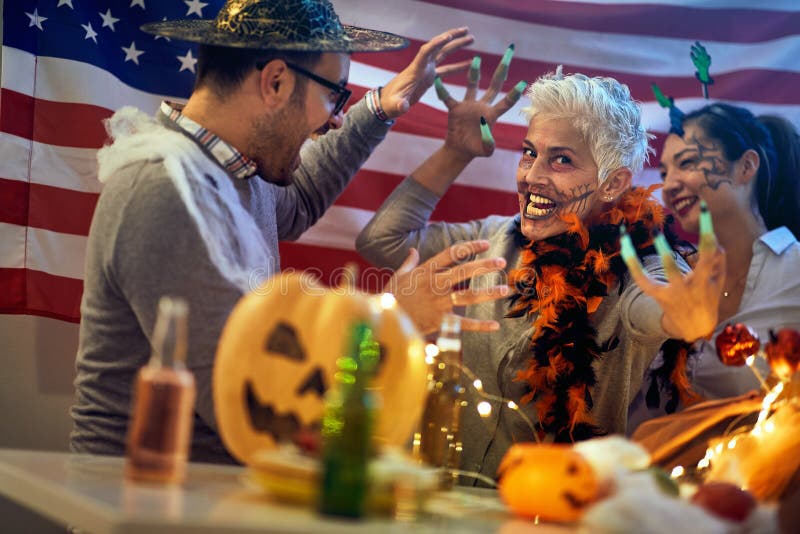 Rostos Assustadores Monstros De Marshmallow Em Xícara De Café Para  Halloween Imagem de Stock - Imagem de feriado, preto: 199278455