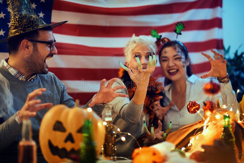 Rostos Assustadores Monstros De Marshmallow Em Xícara De Café Para  Halloween Imagem de Stock - Imagem de festivo, fantasma: 199278451