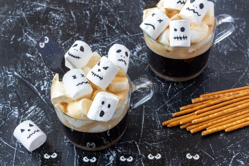 Rostos Assustadores Monstros De Marshmallow Em Xícara De Café Para  Halloween Imagem de Stock - Imagem de festivo, fantasma: 199278451