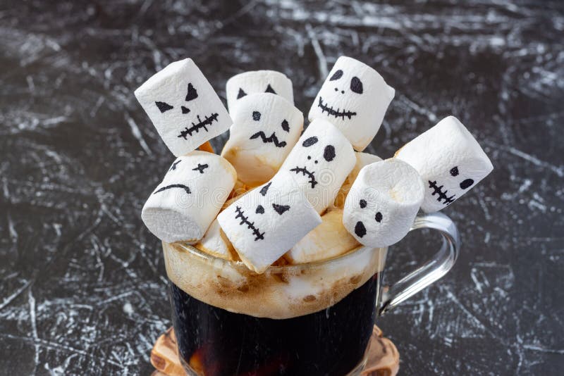 Rostos Assustadores Monstros De Marshmallow Em Xícara De Café Para  Halloween Imagem de Stock - Imagem de feriado, preto: 199278455