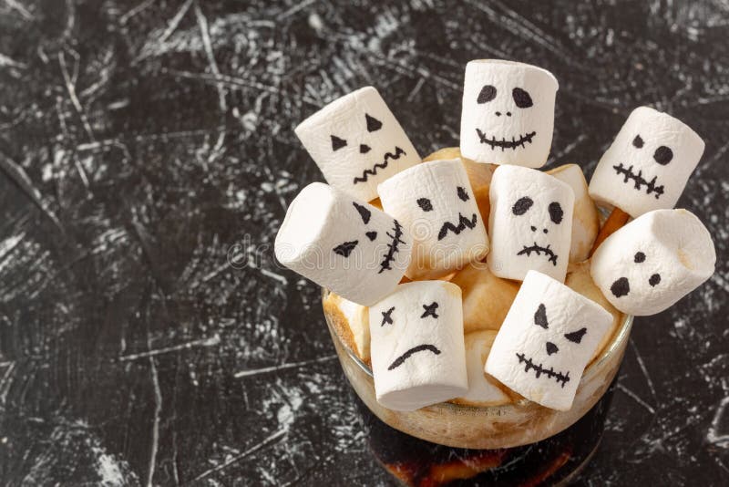 Rostos Assustadores Monstros De Marshmallow Em Xícara De Café Para  Halloween Imagem de Stock - Imagem de festivo, fantasma: 199278451