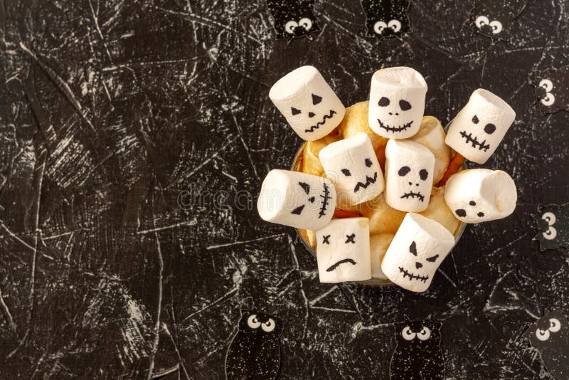 Rostos Assustadores Monstros De Marshmallow Em Xícara De Café Para  Halloween Foto de Stock - Imagem de conceito, monstro: 199278486