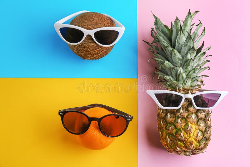 Rostos engraçados feitos de frutas tropicais e óculos de sol sobre fundo, camada plana Férias imagem de stock royalty free Rostos engraçados feitos de frutas tropicais e óculos de sol sobre fundo, camada plana Férias imagem de stock royalty free