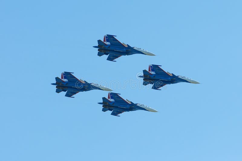 ROSTOV-ON-DON, RUSIA - 3 DE SEPTIEMBRE DE 2017: Un avión de combate del Flanker de la fuerza aérea Su-30 de Rusia de los caballer fotografía de archivo libre de regalías ROSTOV-ON-DON, RUSIA - 3 DE SEPTIEMBRE DE 2017: Un avión de combate del Flanker de la fuerza aérea Su-30 de Rusia de los caballer fotografía de archivo libre de regalías