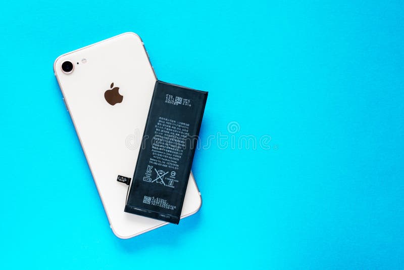 Để tránh tình trạng hết pin đột ngột khi đang sử dụng iPhone, chúng ta cần sử dụng pin Lithium Ion đen cho iPhone. Với sản phẩm này, điện thoại của bạn sẽ luôn duy trì trạng thái sạc đầy và luôn sẵn sàng hoạt động.