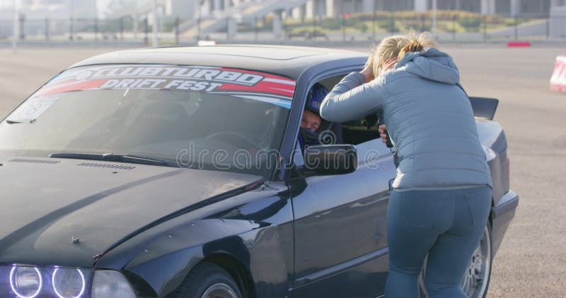 Conducteur Dans Casque De Sport à L'intérieur De La Cabine Tours Volant Du  Volant De Voiture Entre à La Dérive Tour Banque De Vidéos - Vidéo du  chassoir, véhicule: 255242914