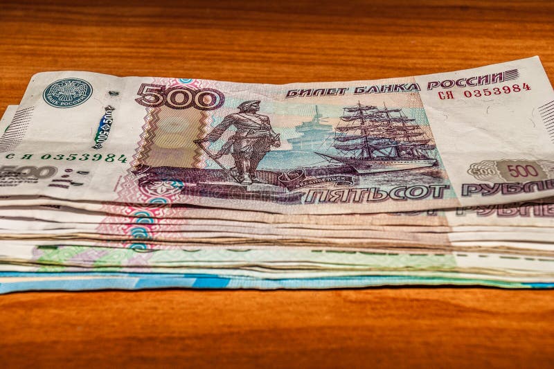 Rosyjscy banknoty brogujący na stole zdjęcie stock Rosyjscy banknoty brogujący na stole zdjęcie stock