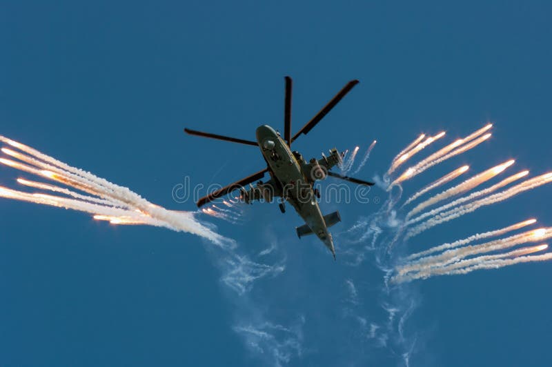Rosyjscy militarni helikopteru Ka-52 ogienie z upału wabiją na pokazie lotniczym
