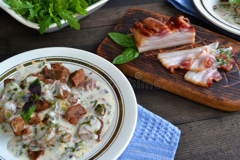 Rosyjska kuchnia: zbliżenie wołowiny mięso stewed z warzywami w ceramicznym garnku na drewnianym tle obrazy stock Rosyjska kuchnia: zbliżenie wołowiny mięso stewed z warzywami w ceramicznym garnku na drewnianym tle obrazy stock
