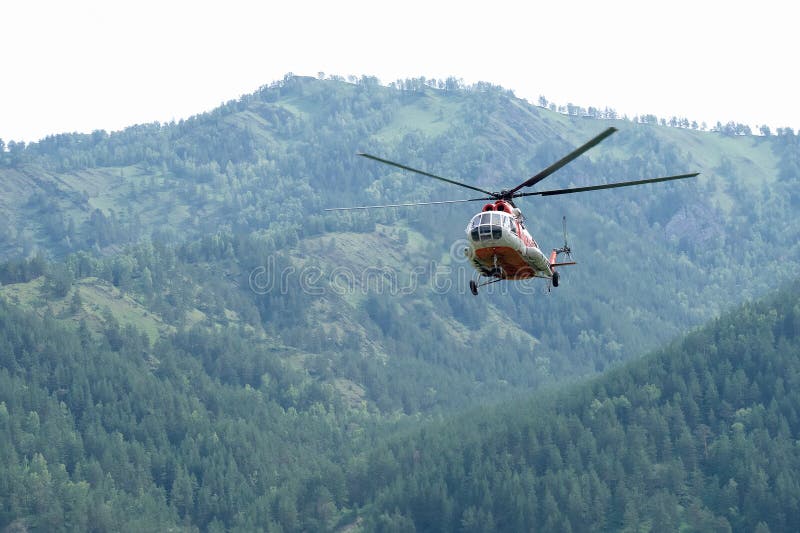 Rosyjski helikopter MI-8 lata fotografia stock Rosyjski helikopter MI-8 lata fotografia stock