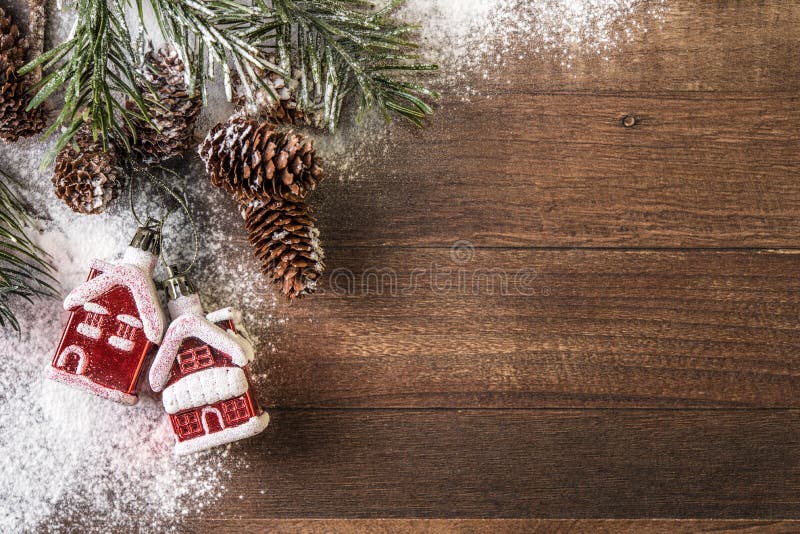 Rot bringt Weihnachtsdekoration unter lizenzfreies stockbild Rot bringt Weihnachtsdekoration unter lizenzfreies stockbild