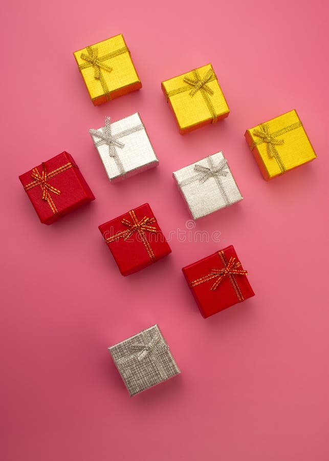 Rot, Gold und silberne Weihnachtsgeschenke auf einem rosa Hintergrund stockfotografie Rot, Gold und silberne Weihnachtsgeschenke auf einem rosa Hintergrund stockfotografie