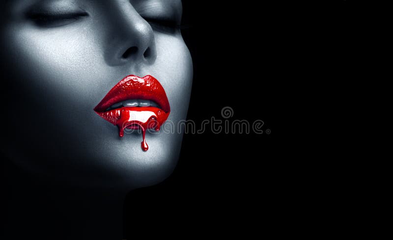Rot Lippenstiftbratenfett oft Sie Tropfinfusion, Lippenglanzbratenfett von sexy Lippen, flüssige Tropfen Blut auf schönem Model M