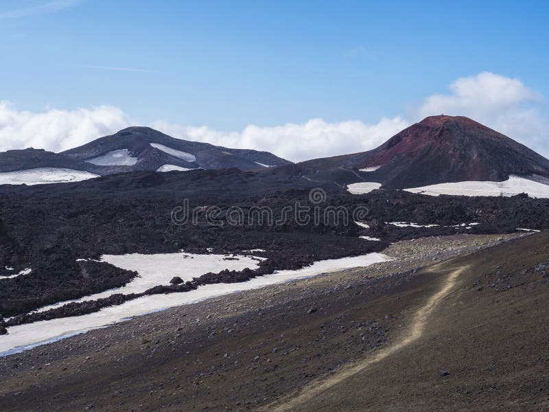 Rot-Schwarz-Vulkanlandschaft Island auf dem Wanderweg Fimmvorduhals mit Gletschervulkanfeld, Schnee und Magni stockfotos Rot-Schwarz-Vulkanlandschaft Island auf dem Wanderweg Fimmvorduhals mit Gletschervulkanfeld, Schnee und Magni stockfotos