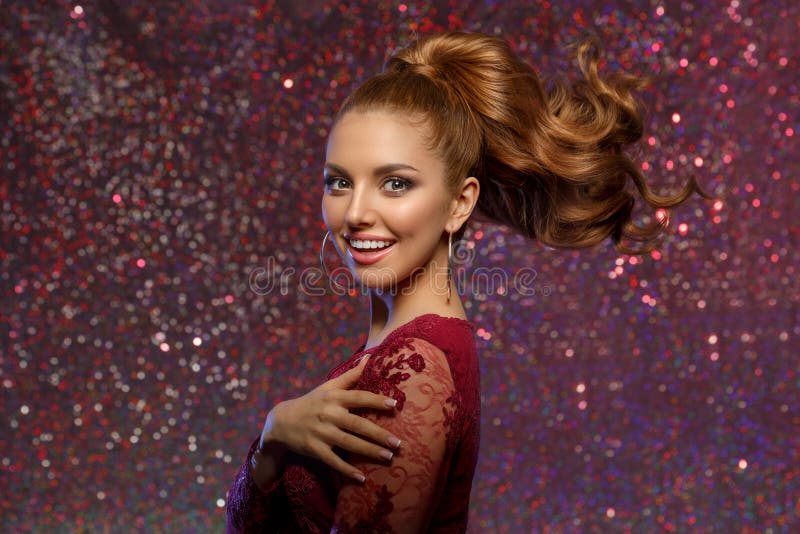 Rot schöne Modefrau, Modell mit glänzenden gesunden langen Haaren in hohen Schwanz Waves curses updo Volume-Frisur Hair Salon lizenzfreies stockfoto Rot schöne Modefrau, Modell mit glänzenden gesunden langen Haaren in hohen Schwanz Waves curses updo Volume-Frisur Hair Salon lizenzfreies stockfoto