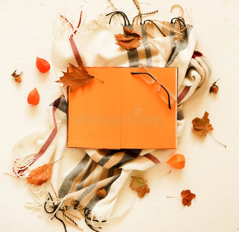 Rot und Orange färbt Efeublattnahaufnahme Offenes Buch für Textanordnung, verspotten oben, Schal in einem Käfig