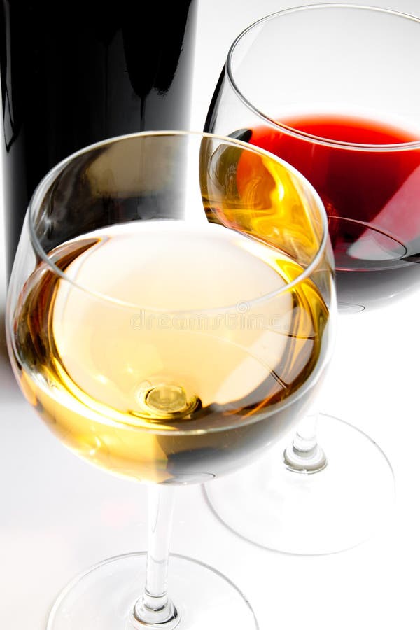Rot und Weißweingläser mit schwarzer Flasche stockfoto Rot und Weißweingläser mit schwarzer Flasche stockfoto
