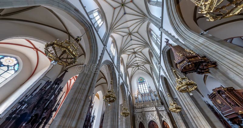 Rotation et torsion de la vue intérieure et la vue sur le dôme de l'église avec colonnes murales et stuc sur les murs et le plafon banque de vidéos