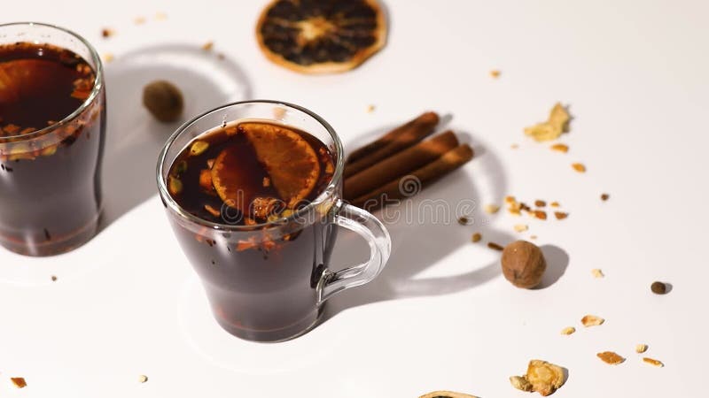 Rotationstasse mit Weihnachtswein mit Gewürzen und Orangen