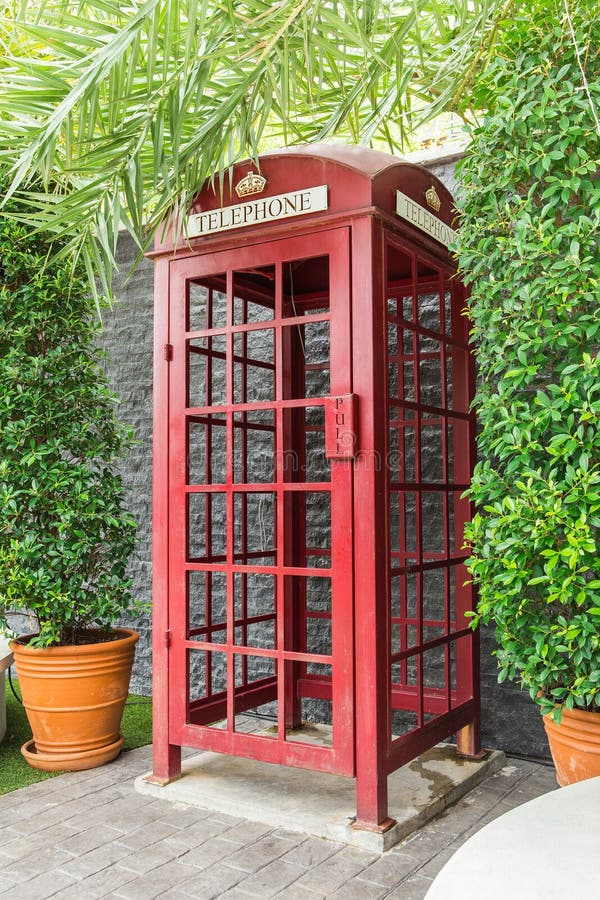 Rote allgemeine Telefonzelle lizenzfreie stockfotos Rote allgemeine Telefonzelle lizenzfreie stockfotos