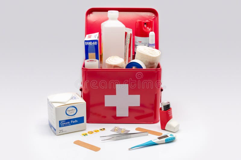 Rote Ausrüstung der ersten Hilfe mit Versorgungen lizenzfreies stockfoto Rote Ausrüstung der ersten Hilfe mit Versorgungen lizenzfreies stockfoto