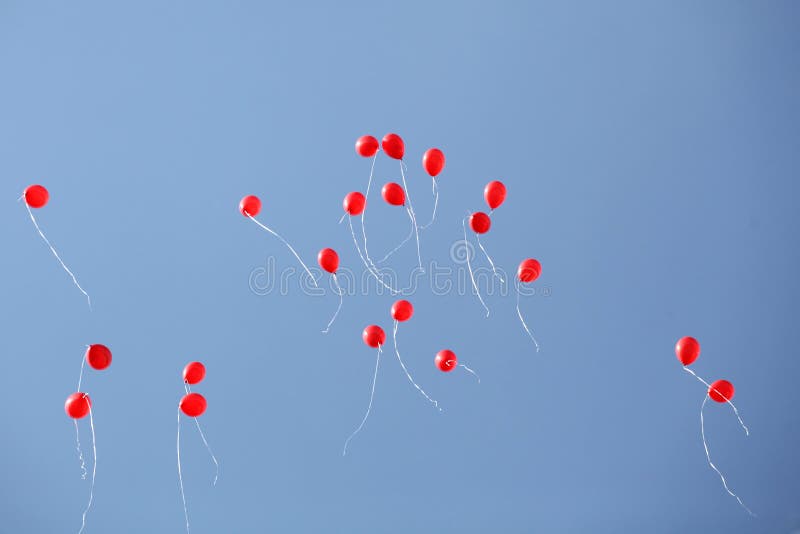 Rote Ballone im Himmel lizenzfreies stockbild Rote Ballone im Himmel lizenzfreies stockbild