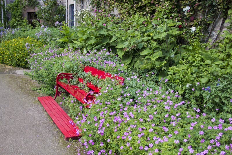 Rote Bank mit Blumen stockfoto. Bild von bank, rote, blumen 22405970
