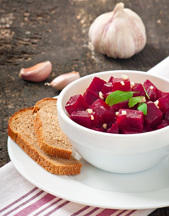 Rote-Bete-Wurzeln Salat Mit Knoblauch Stockfoto - Bild von knoblauch ...