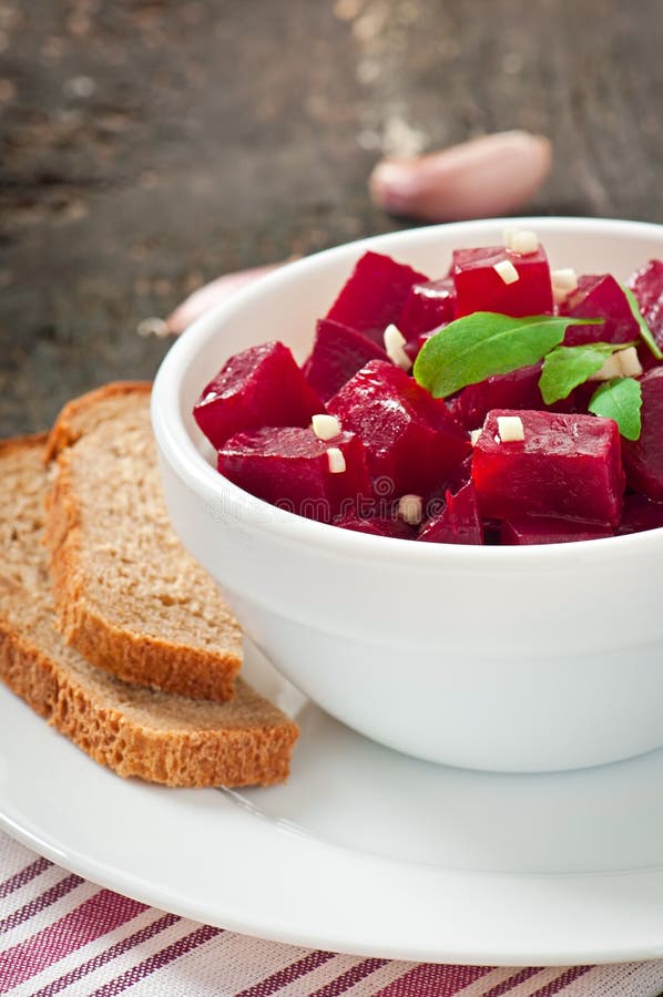 Rote-Bete-Wurzeln Salat Mit Feta Stockbild - Bild von geschmackvoll ... Rote-Bete-Wurzeln Salat Mit Feta Stockbild - Bild von geschmackvoll ...