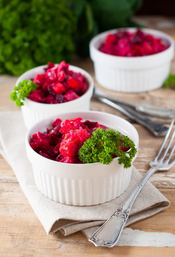 Rote-Bete-Wurzeln Salat Mit Petersilie Stockbild - Bild von inländisch ...