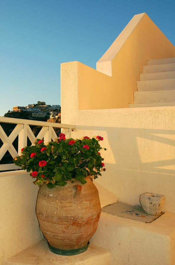Rote Blumen in einem Blumentopf außerhalb eines Wohnhauses in Fira, Santorini, Griechenland lizenzfreie stockfotografie Rote Blumen in einem Blumentopf außerhalb eines Wohnhauses in Fira, Santorini, Griechenland lizenzfreie stockfotografie