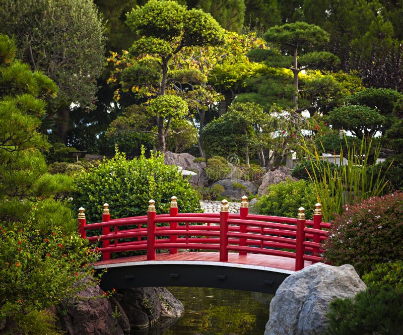 Rote Brücke im japanischen Garten