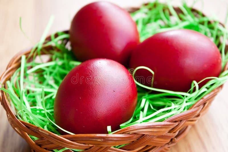 Rote Eier in einem Korb stockbild. Bild von nahrung, grün 14131987