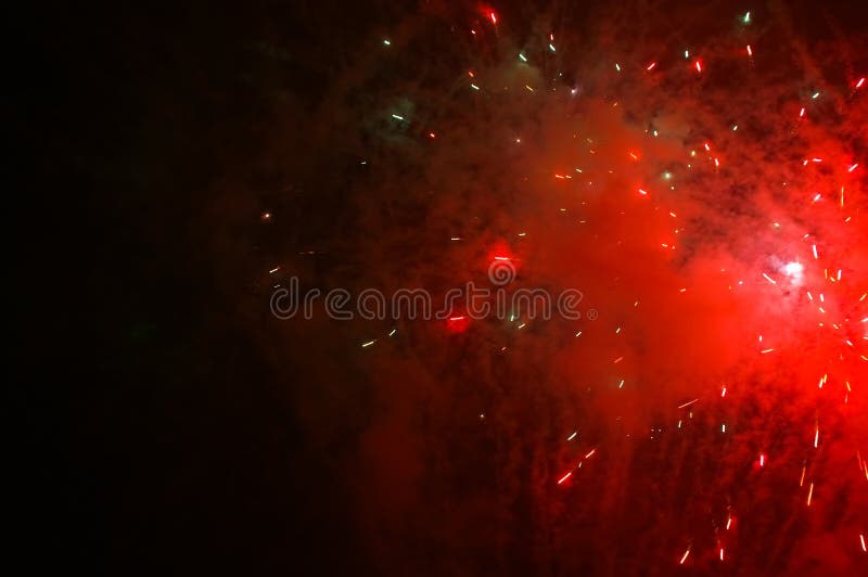 Rote, explodierende Feuerwerke am dunklen Himmel lizenzfreie stockfotografie