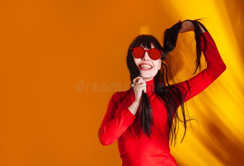 Rote Gläser des tropischen gelb-orangeen Hintergrundes der jungen Frau des Mädchenhutsonnenlichtschattens lizenzfreies stockfoto Rote Gläser des tropischen gelb-orangeen Hintergrundes der jungen Frau des Mädchenhutsonnenlichtschattens lizenzfreies stockfoto