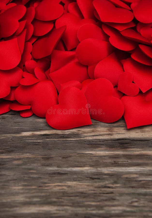 Rote Herzen auf einem hölzernen Hintergrund stockfoto Rote Herzen auf einem hölzernen Hintergrund stockfoto