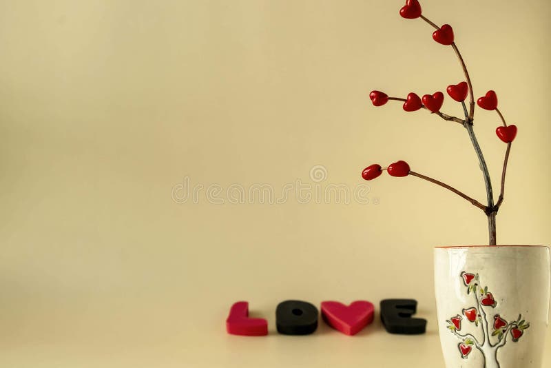Rote Herzen Auf Einem Zweig In Einer Keramikvase Und Die Briefe Lieben Die Liebe Freier Textraum Stockfoto Bild Von Symbol Zweig 168302776