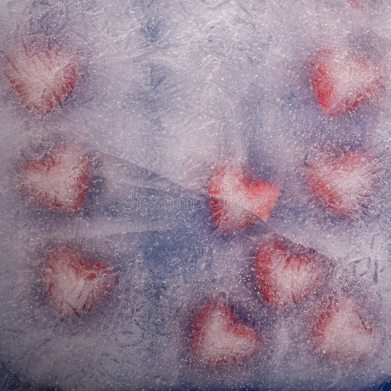 Rote Herzen unter Eis. Frostes Herzkonzept Eisliebe stockfotos
